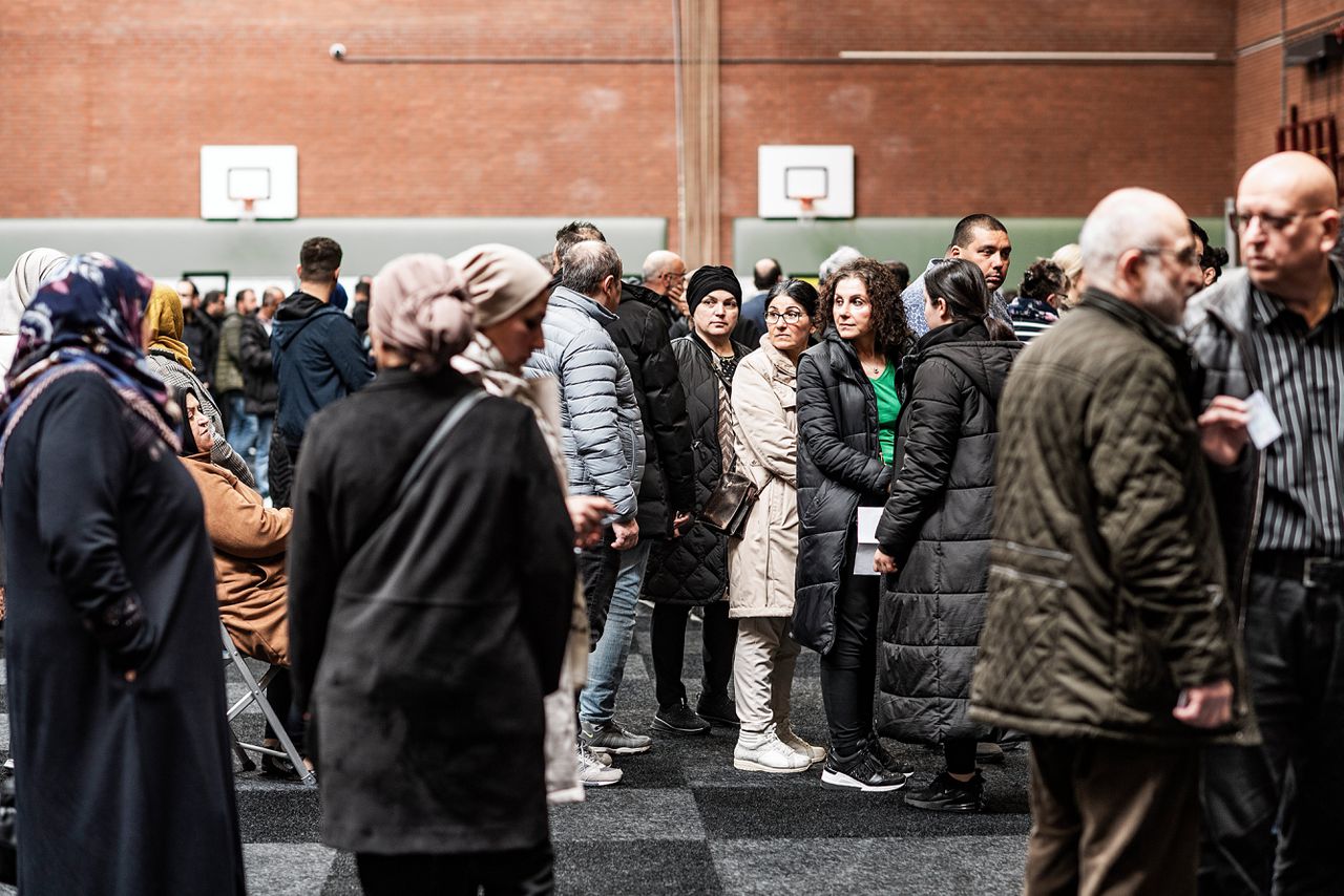 Turkse Nederlanders stemmen in een sporthal in Deventer, afgelopen zaterdag.