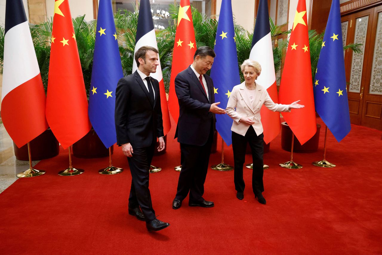 Emmanuel Macron, Xi Jinping en Ursula von der Leyen in Beijing.