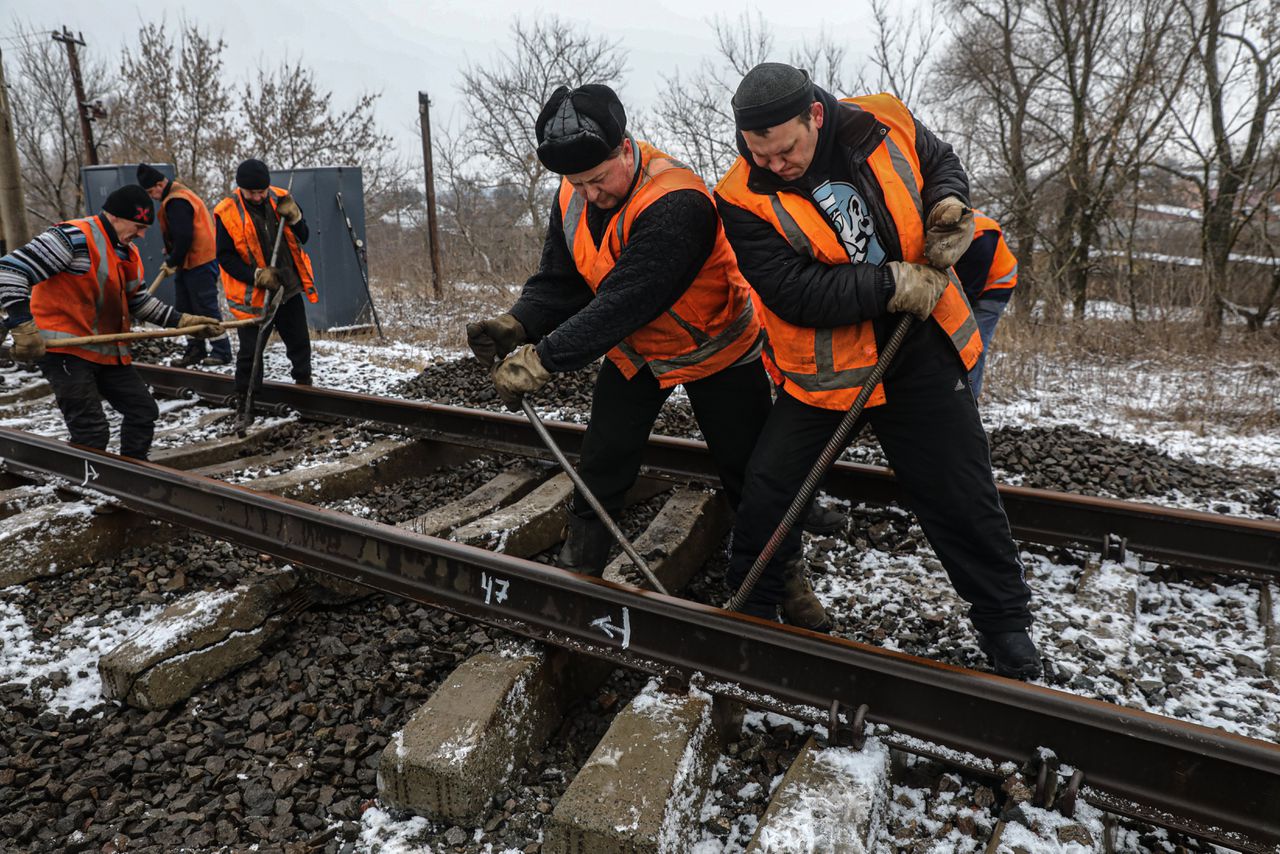 Medewerkers van het Oekraïense spoorwegbedrijf repareren in de oorlog vernield spoor ten noorden van Charkiv.