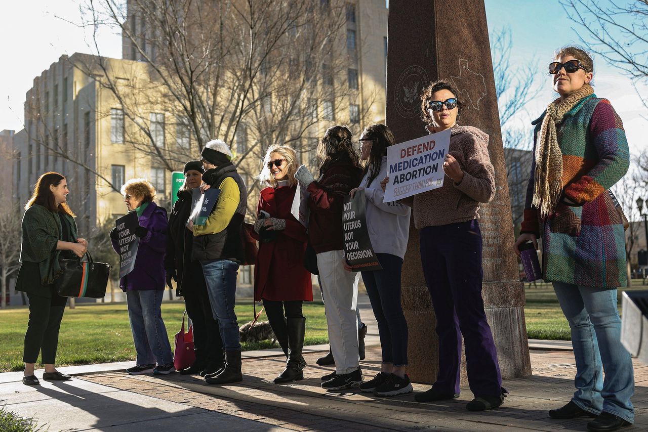 Voorstanders van de vrije verstrekking van de abortuspil Mifepristone betoogden vrijdag in Amarillo, Texas, bij de rechtbank.