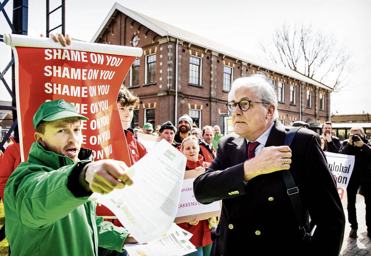 Demonstranten woensdag bij de aandeelhoudersvergadering van Ahold Delhaize in Zaandam tegen beloningsverschillen en het klimaatbeleid bij het concern.