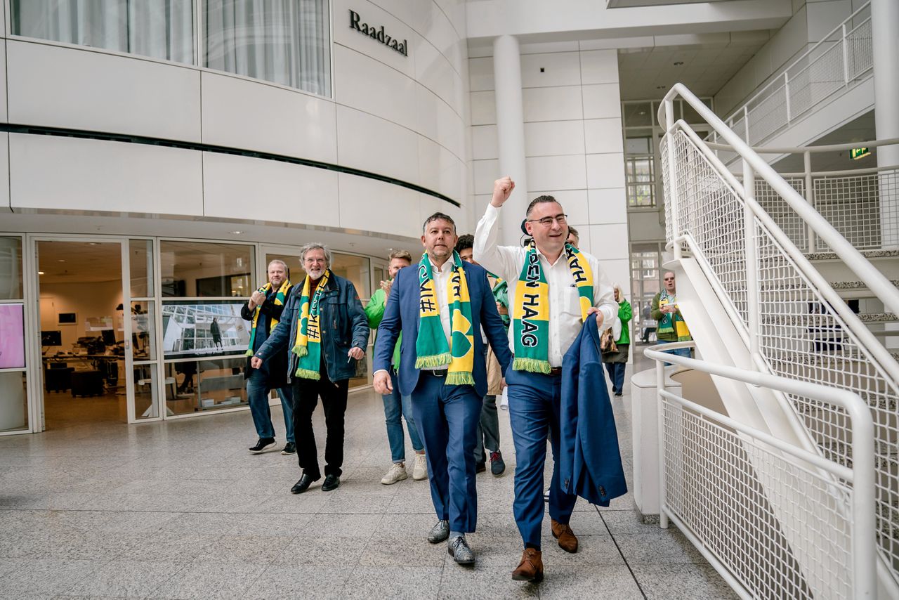 Richard de Mos (rechts) werd vrijdag met collega-oud-wethouder Rachid Guernaoui bij het Haagse stadhuis verwelkomd door partijgenoten, nadat hij eerder op de dag werd vrijgesproken.