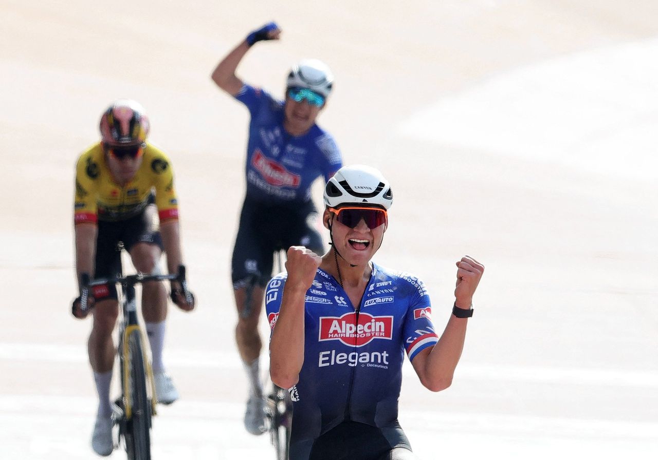 Mathieu van der Poel bejubelt zijn zege in Parijs-Roubaix, net als zijn ploeggenoot Jasper Philipsen, die even later naar de tweede plaats zal sprinten, voor Wout van Aert.