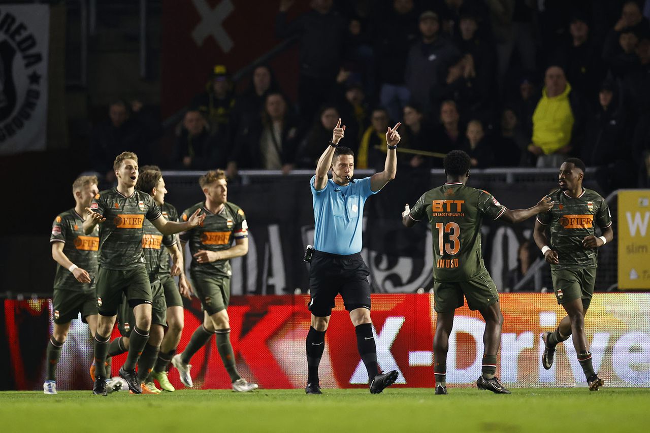 Scheidsrechter Jeroen Manschot staakt definitief de wedstrijd NAC - Willem II in het Rat Verlegh Stadion.