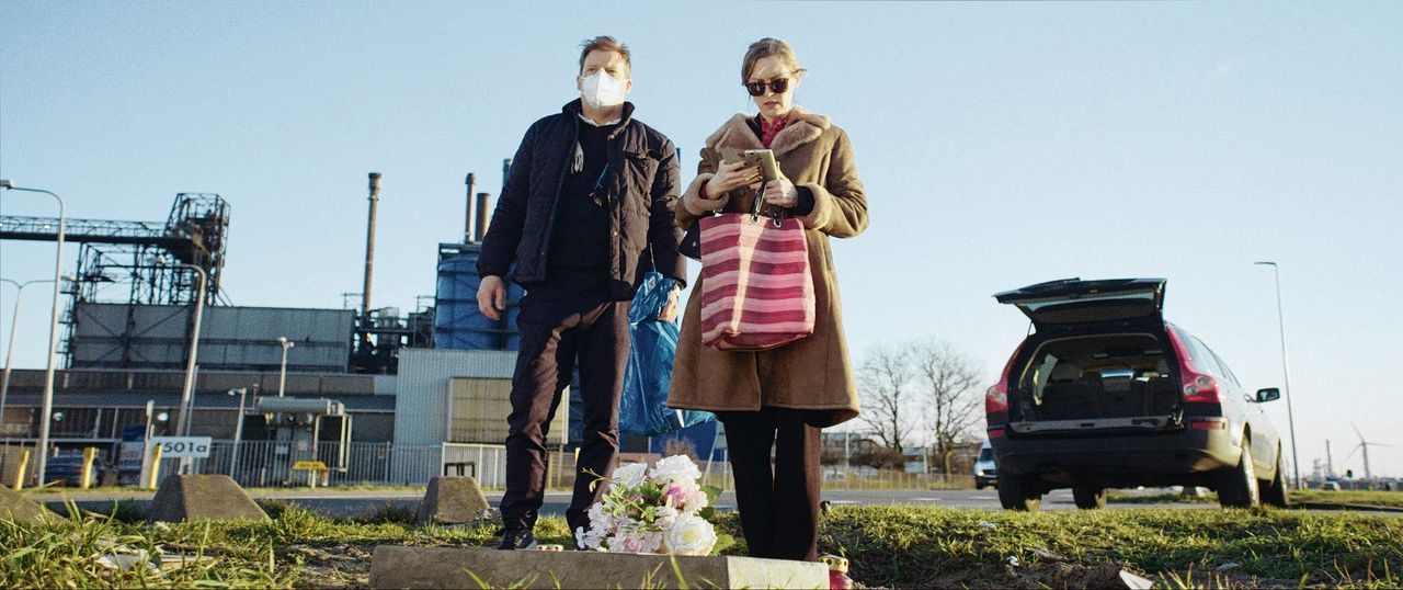 Foekje (Elisa Beuger) poogt weer contact te leggen met haar moeder na het overlijden van haar vader, in ‘Onder water’.