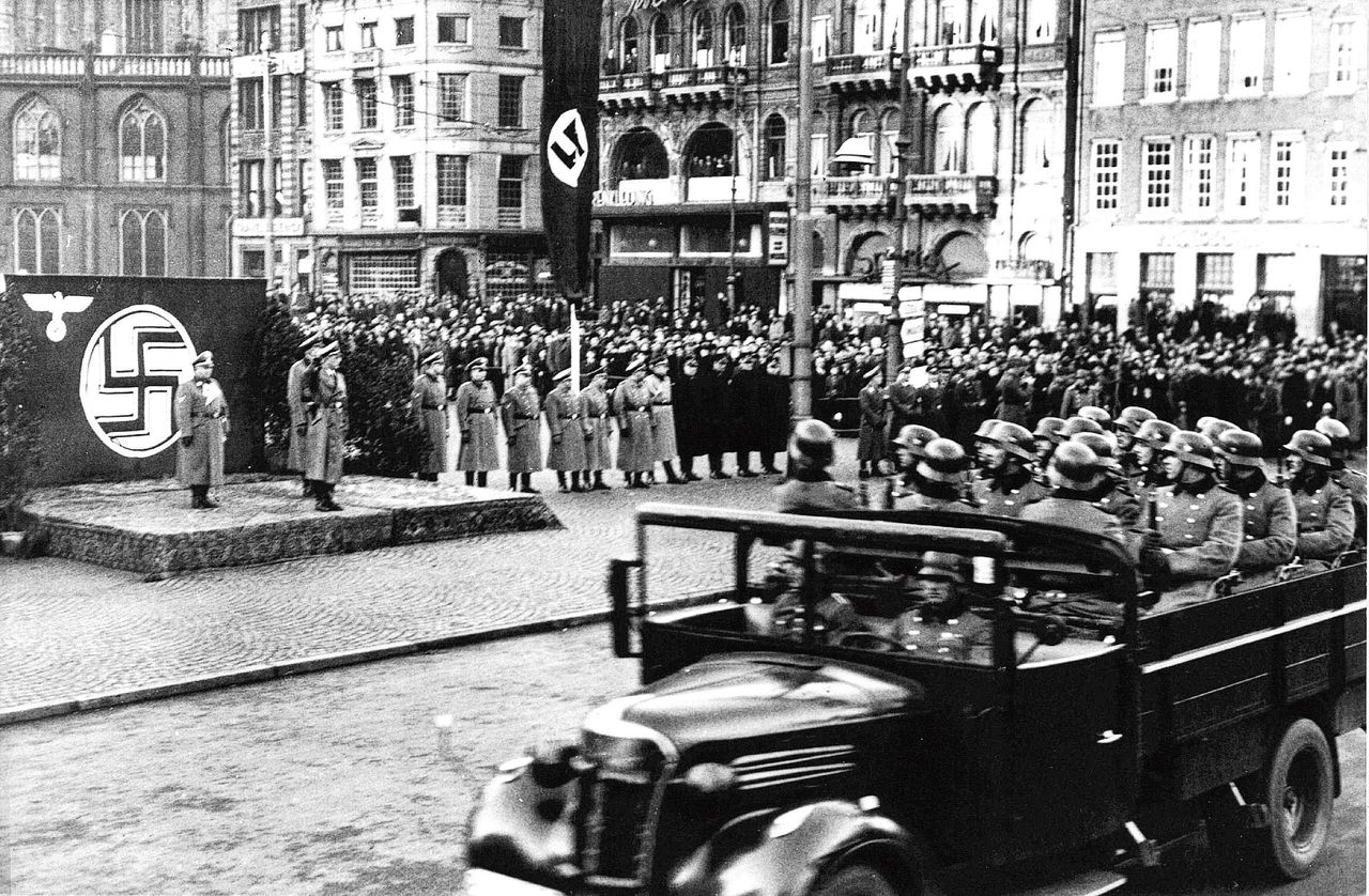 Amsterdam, februari 1941: parade Duitse politietroepen.