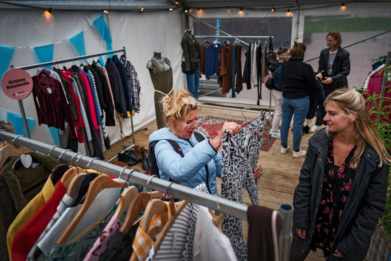 Nederlanders geven aan bereid te zijn om vaker tweedehands kleding te kopen.