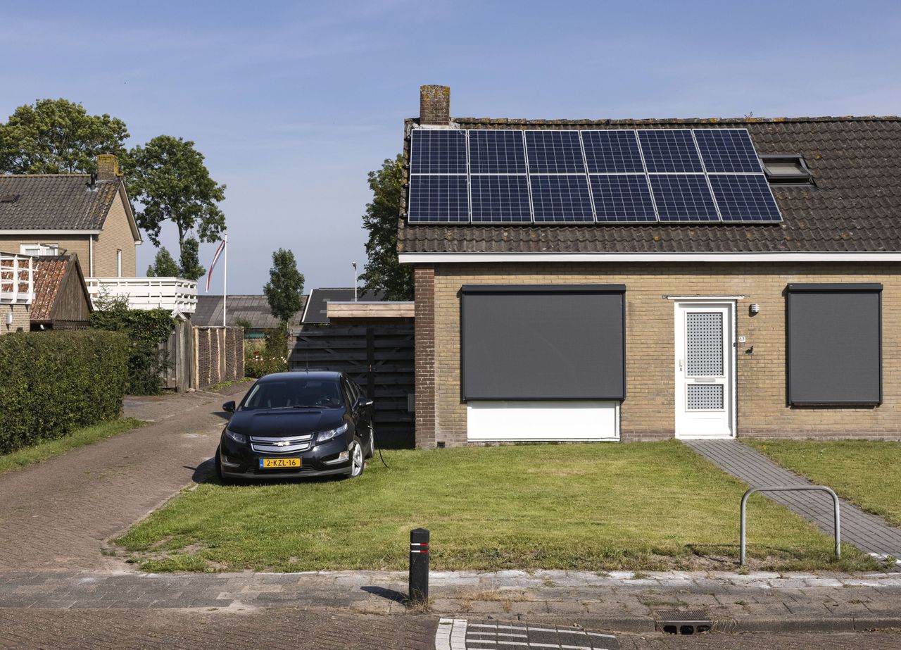 Zonnepanelen én een dynamisch energiecontract? Dan kan stroom leveren opeens geld kosten.