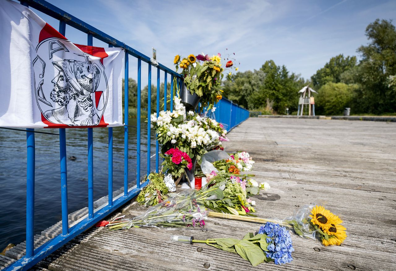 Bloemen op de plek waar Bas van Wijk werd doodgeschoten.