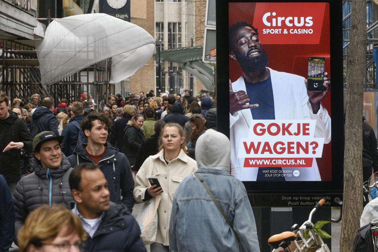 Gokreclame zoals op deze zuil in Rotterdam, is vanaf juli verboden.