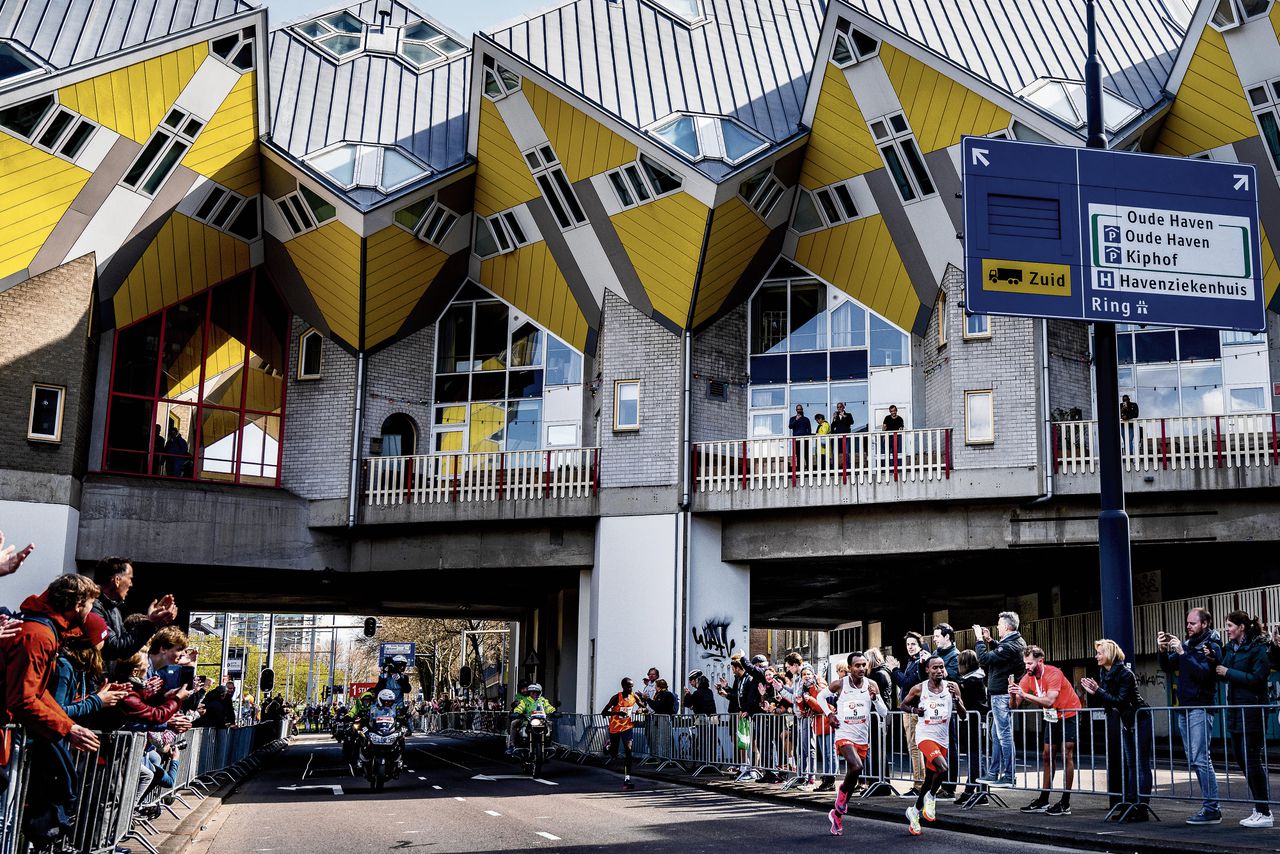 Abdi Nageeye (met nummer 9) won vorig jaar de 41ste editie van de NN Marathon Rotterdam