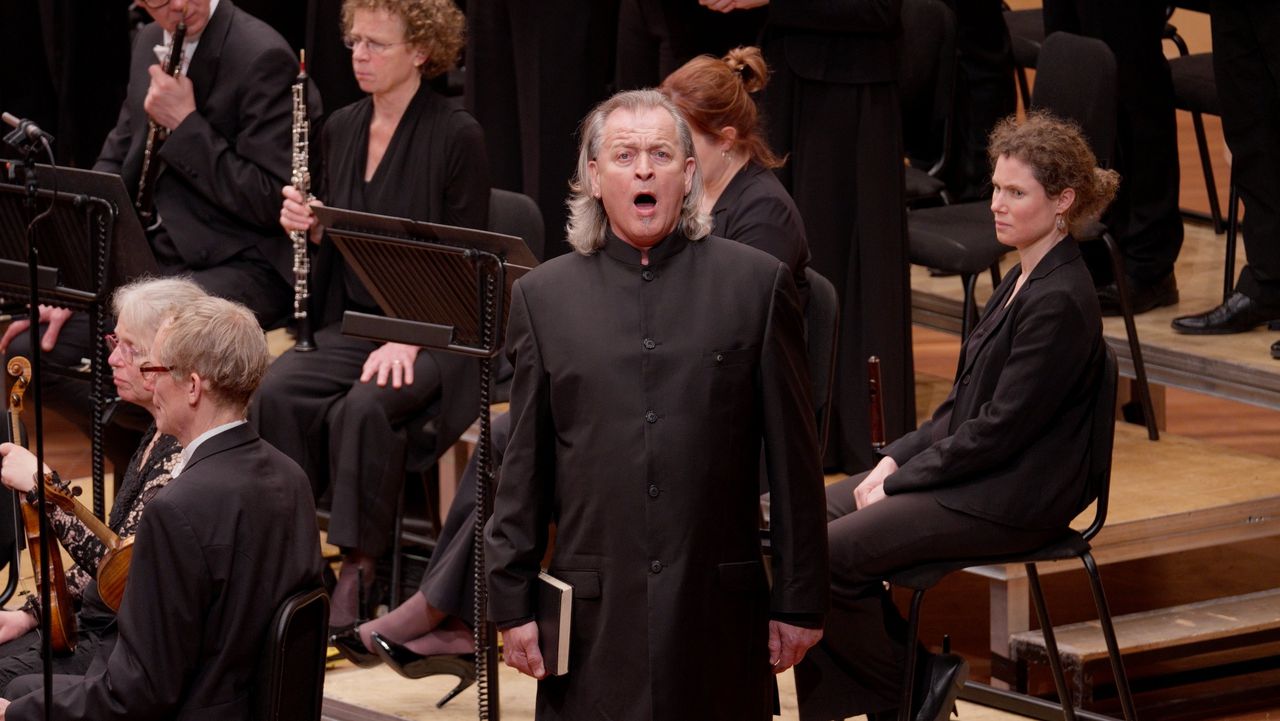 Huub Claessens (bas) zingt Christus in de Matthäus-Passion van J. S. Bach door philharmonie zuidnederland o.l.v. Duncan Ward.