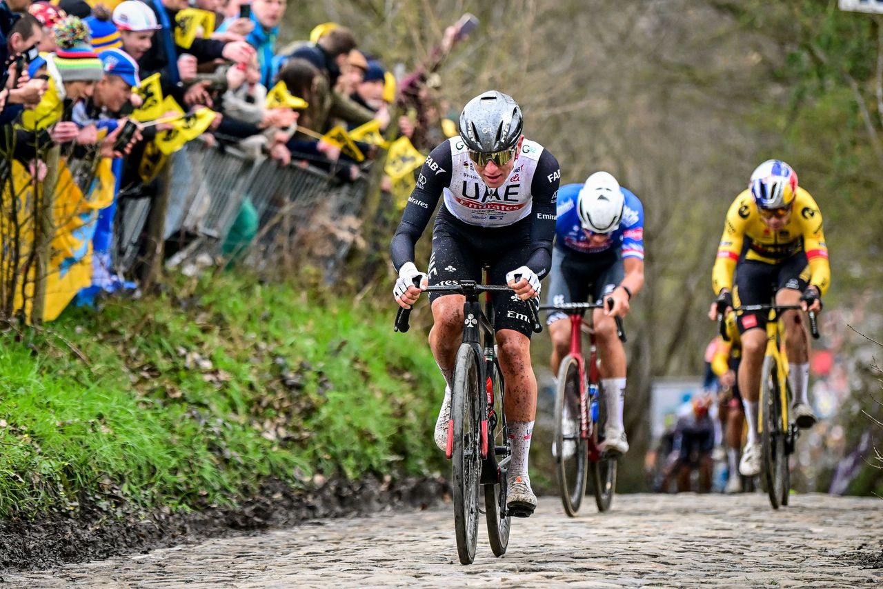 Tadej Pogacar (links), met achter zich Mathieu van der Poel (midden) en Wout van Aert.