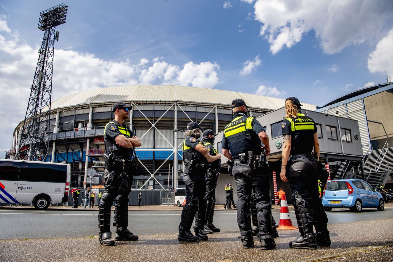 Politie bij de Kuip in Rotterdam, voor de wedstrijd tussen Feyenoord en Ajax.