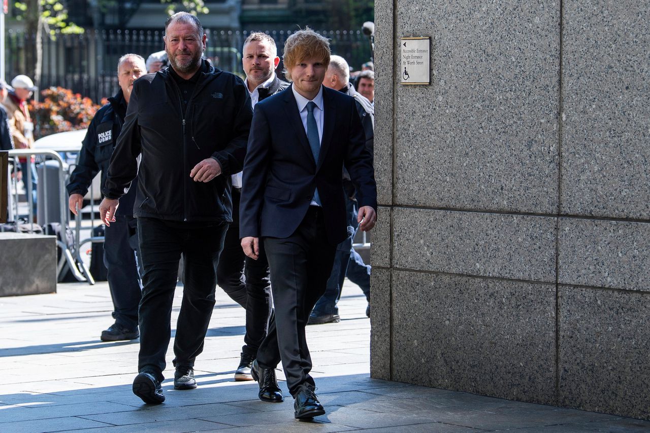 Ed Sheeran loopt de federale rechtbank van Manhattan binnen.