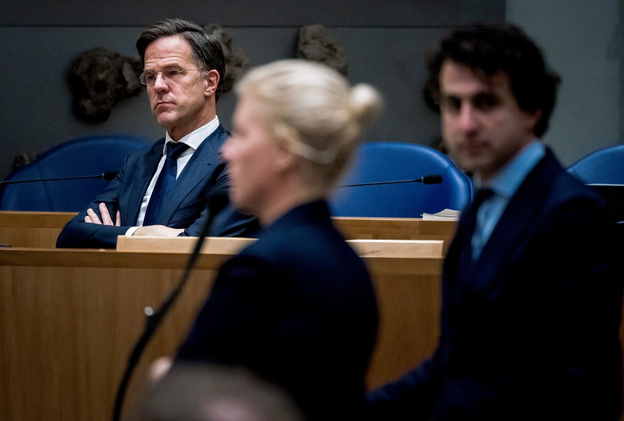 Attje Kuiken (PvdA) en Jesse Klaver (GroenLinks) met op de achtergrond premier Mark Rutte (VVD).