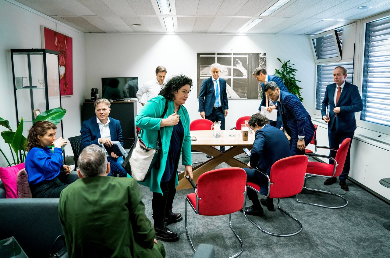 Voorafgaand aan het debat over de verkiezingsuitsleg overlegde een deel van de oppositie op de werkkamer van Attje Kuiken (PvdA).