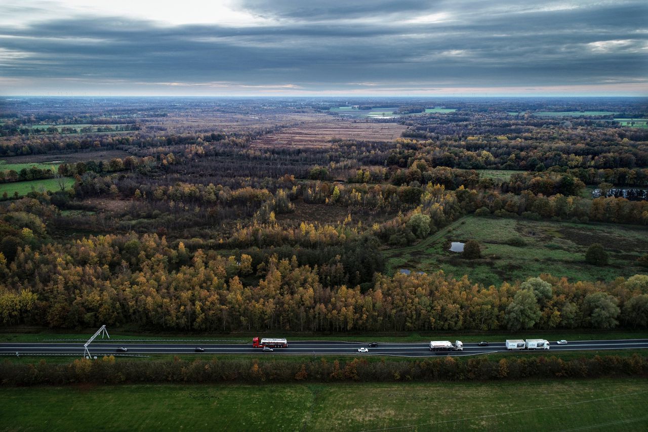 De N35 richting Enschede, die door Natura 2000-gebied Aamsveen loopt.