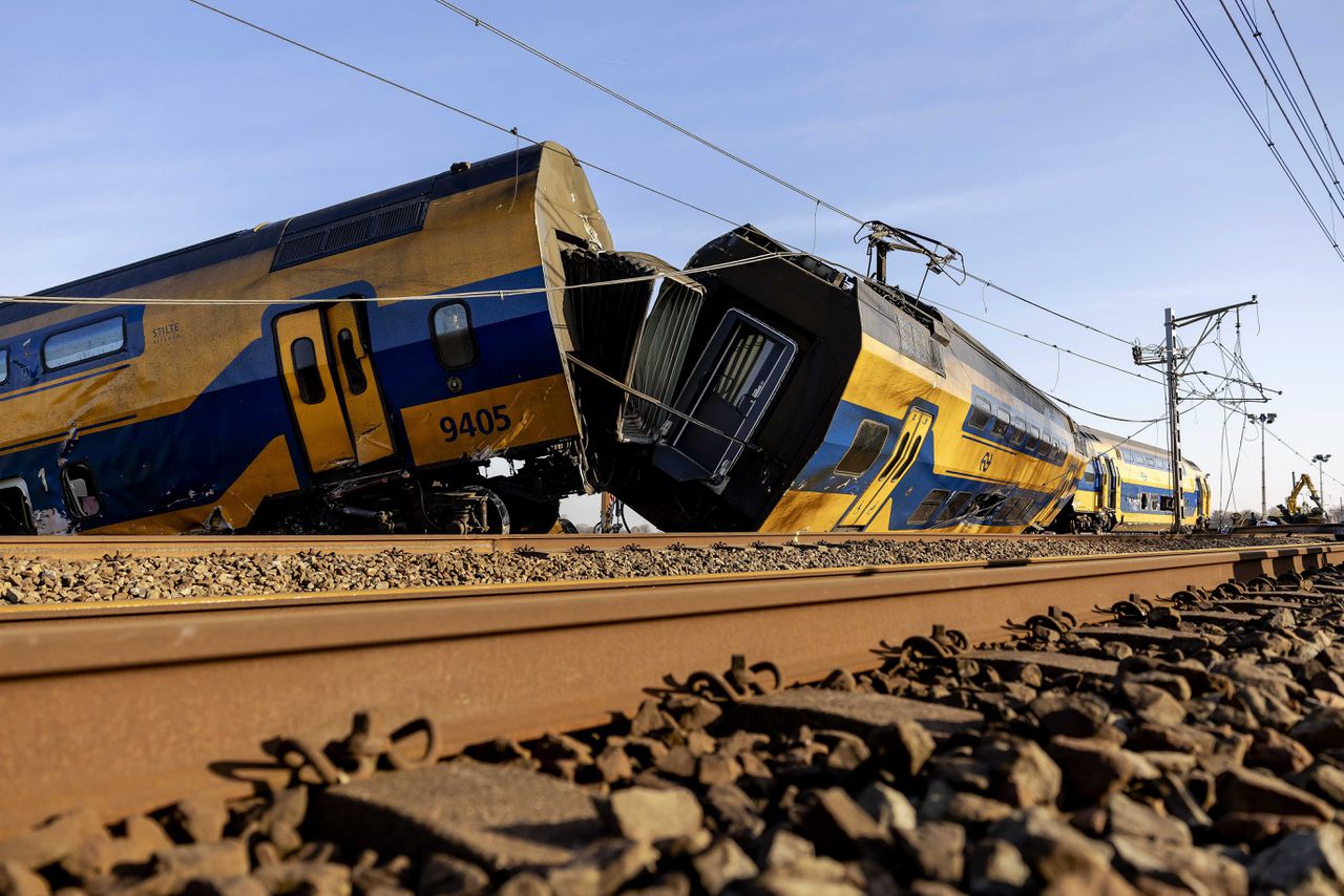 Een deel van de passagierstrein belandde dwars op het spoor.