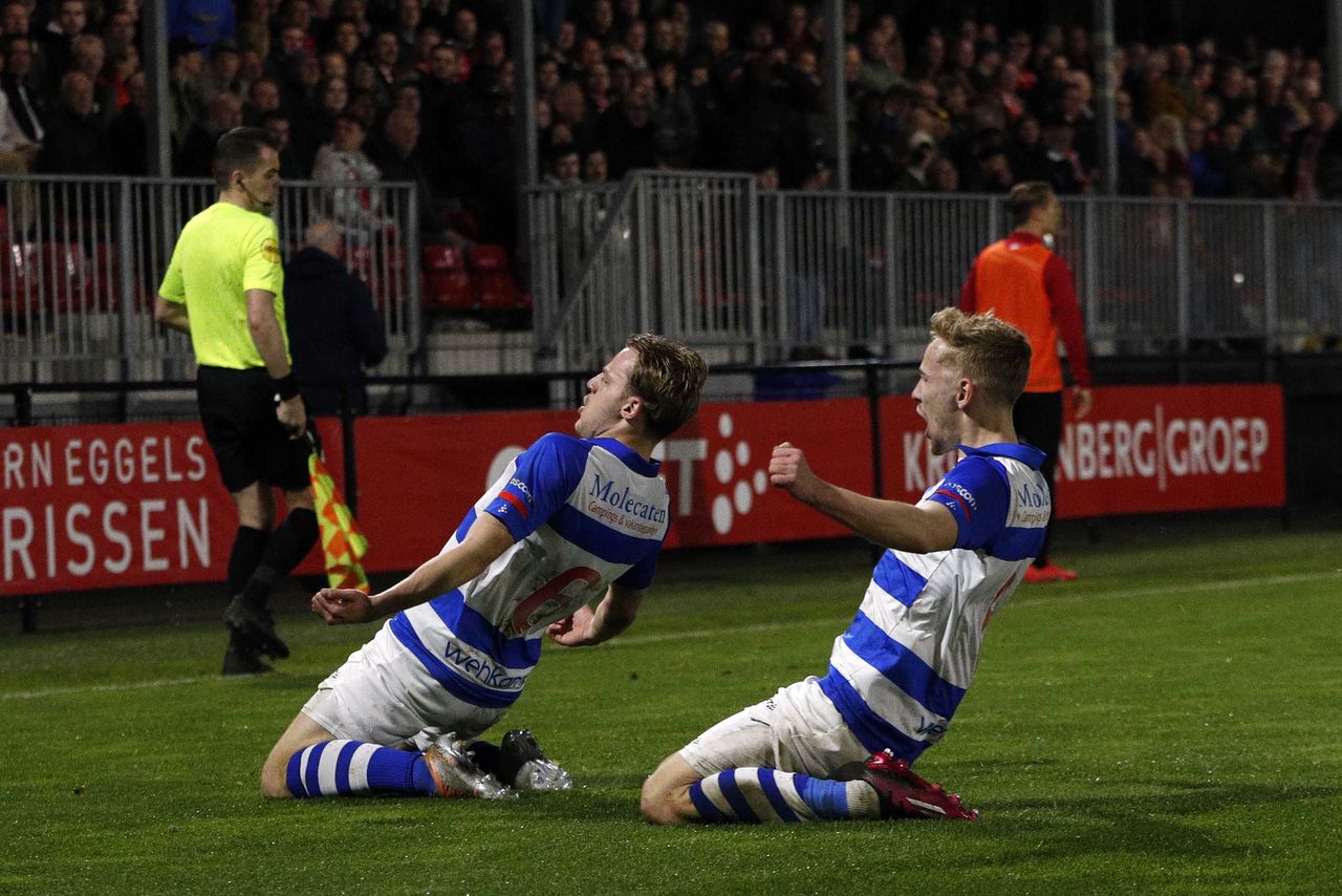 Thomas van den Belt van PEC Zwolle viert zijn cruciale gelijkmaker tegen Almere City.