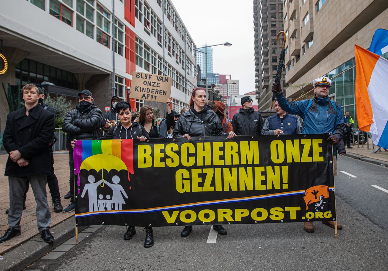 Aanhangers van de actiegroep Voorpost zondagmiddag bij de demonstratie in Rotterdam.