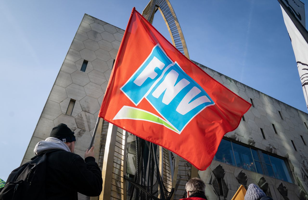 Een FNV-vlag bij een protest in Rotterdam voor hogere lonen voor winkelmedewerkers.