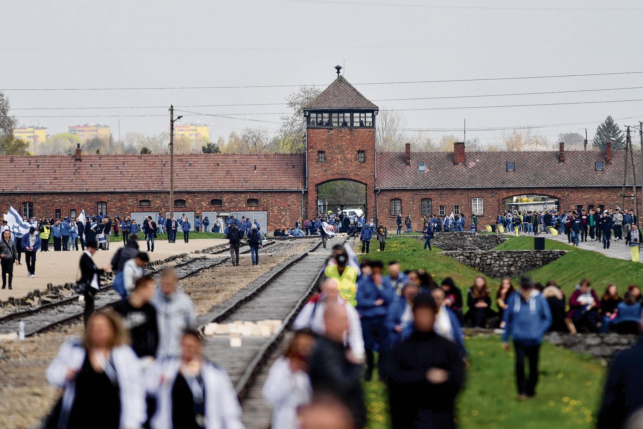 Deelnemers van de Mars van de Levenden in april vorig jaar in het voormalige vernietigingskamp Auschwitz bij het Poolse stadje Oswiecim.