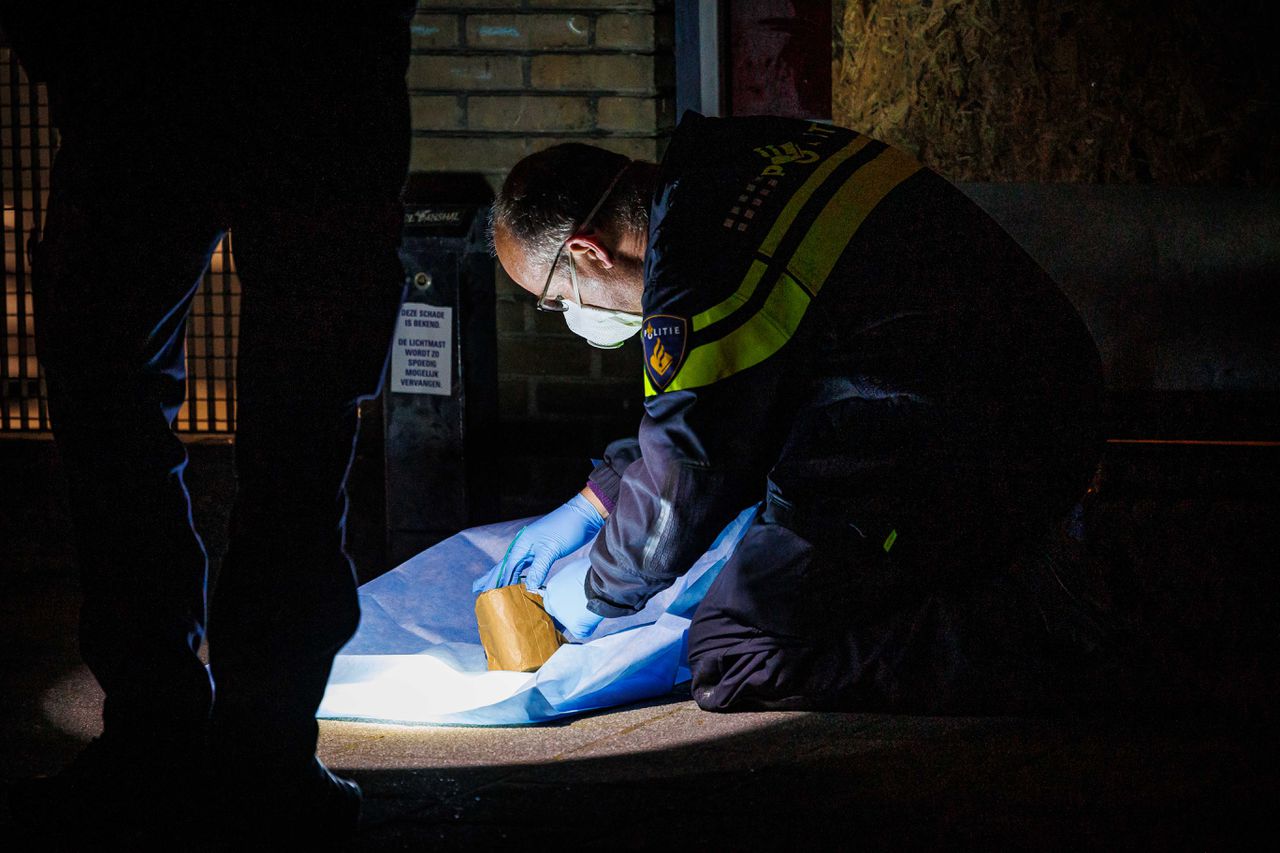 De Rotterdamse politie doet onderzoek naar de brandbom die in de Van Speykstraat in het Oude Westen in een portiek werd aangetroffen.