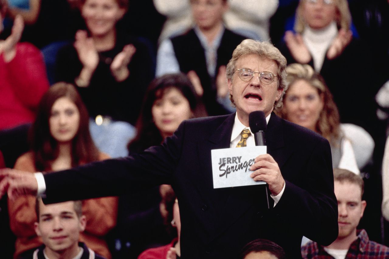 Presentator Jerry Springer staat voor zijn publiek in The Jerry Springer Show.