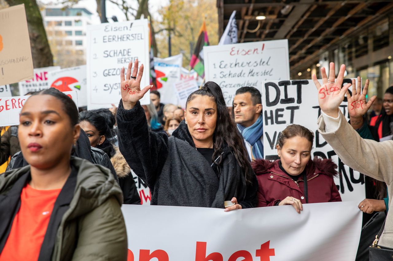 In Rotterdam werd eind 2021 een mars gehouden met moeders die slachtoffer werden van de Toeslagenaffaire.