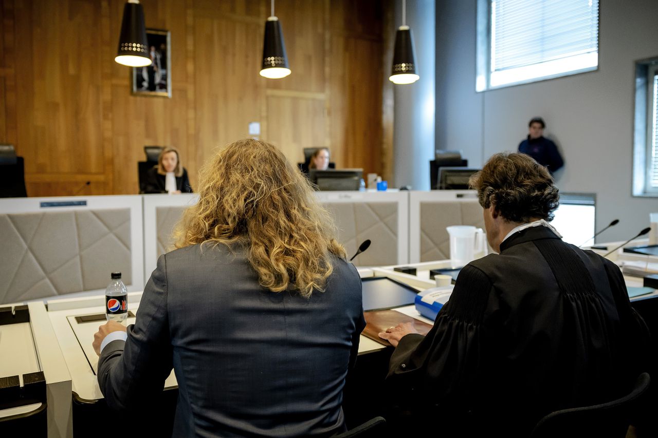 Jonathan M., op de rug gezien, in de rechtbank Den Haag, tijdens de zitting twee weken geleden in het kort geding dat Stichting Donorkind en een moeder tegen hem aanspanden.