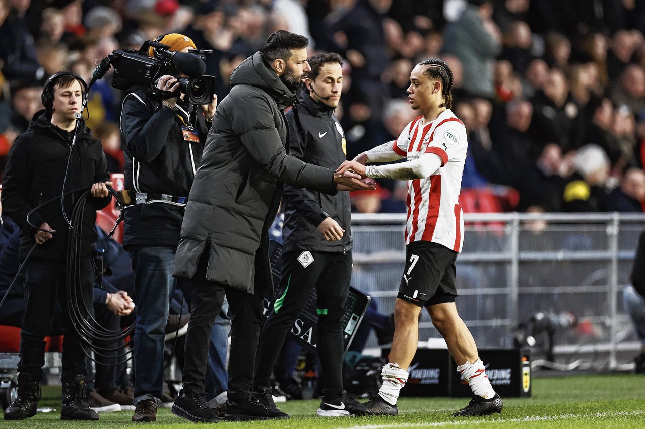 PSV-coach Ruud van Nistelrooij met aanvaller Xavi Simons, half maart tegen SC Cambuur.