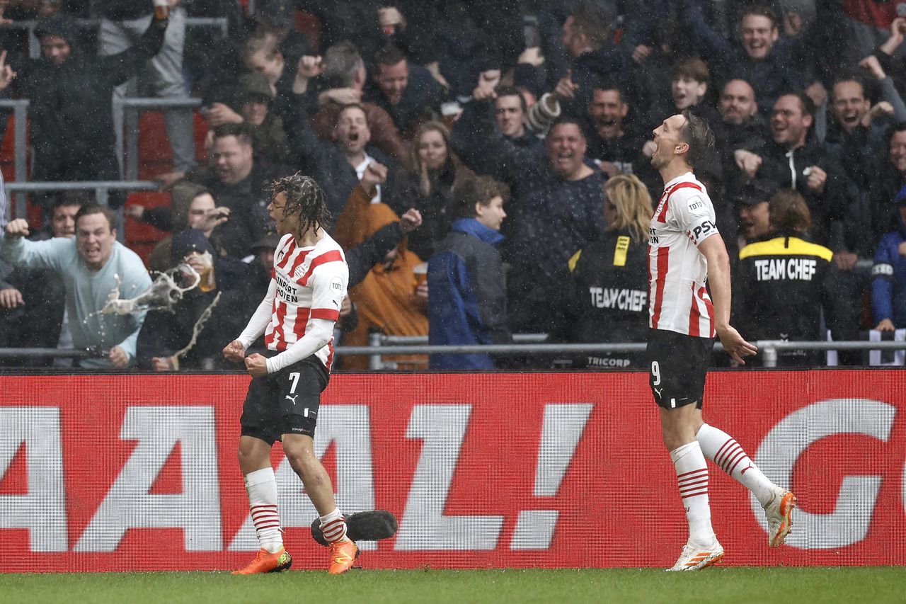 Xavi Simons en Luuk de Jong vieren de 3-0.