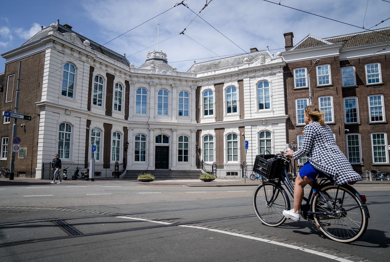 Het exterieur van Paleis Kneuterdijk in Den Haag, dat in 1983 in gebruik werd genomen door de Raad van State.