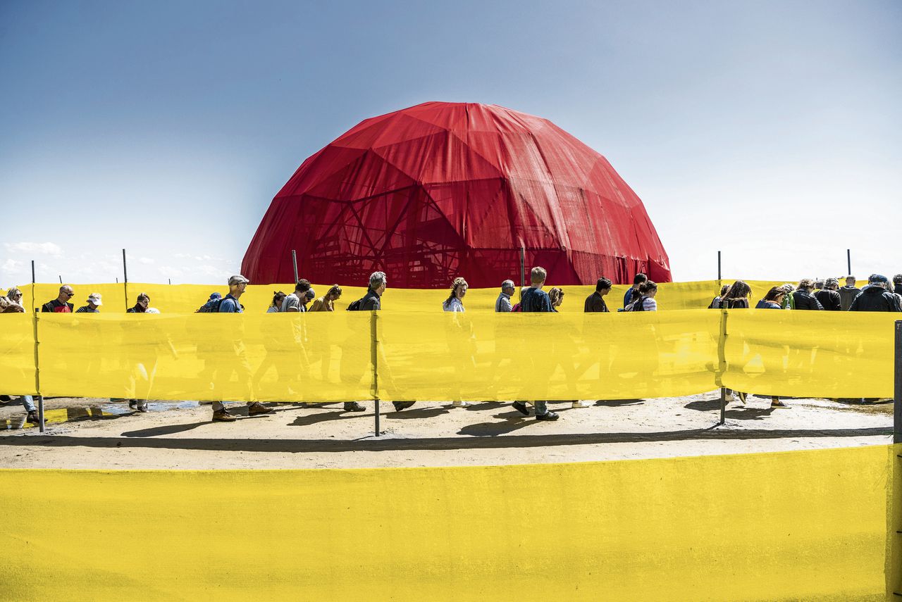 Nederland, Terschelling, 14-06-'19; TERSCHELLING - De dome van het Nieuw Utrechts Toneel tijdens de eerste dag van theaterfestival Oerol.ANP KIPPA KEES VAN DE VEEN