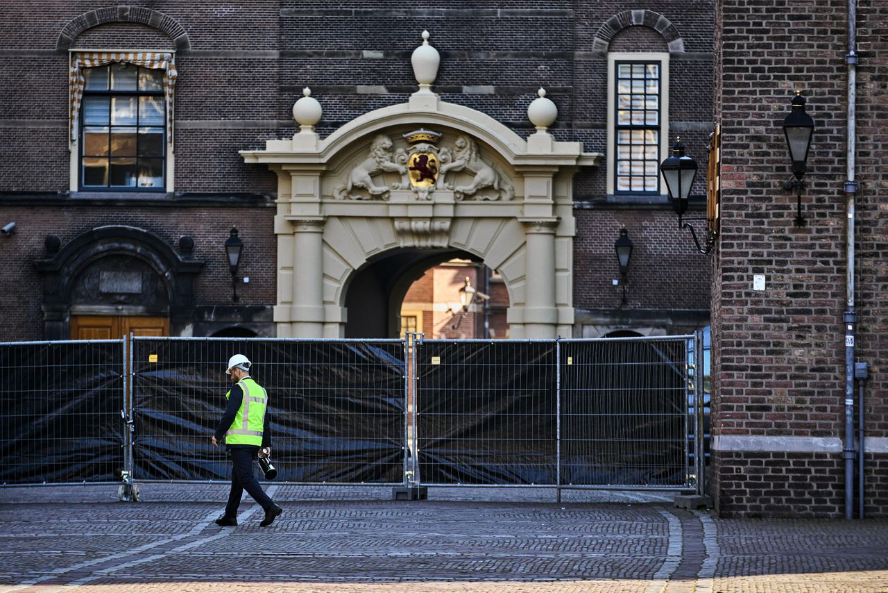 Het Binnenhof in Den Haag is voor een groot deel afgesloten vanwege de renovatie die nog zeker tot december 2028 zal duren.