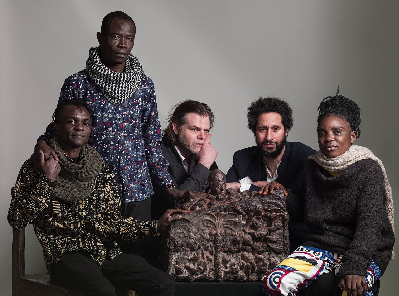 Kunstenaars Matthieu Kasiama Kilapi, Ced’art Tamasala, Renzo Martens, Hicham Khalidi en Lisette Mbuku Kimpala gaan in 2024 de Nederlandse presentatie verzorgen op de Biënnale van Venetië.