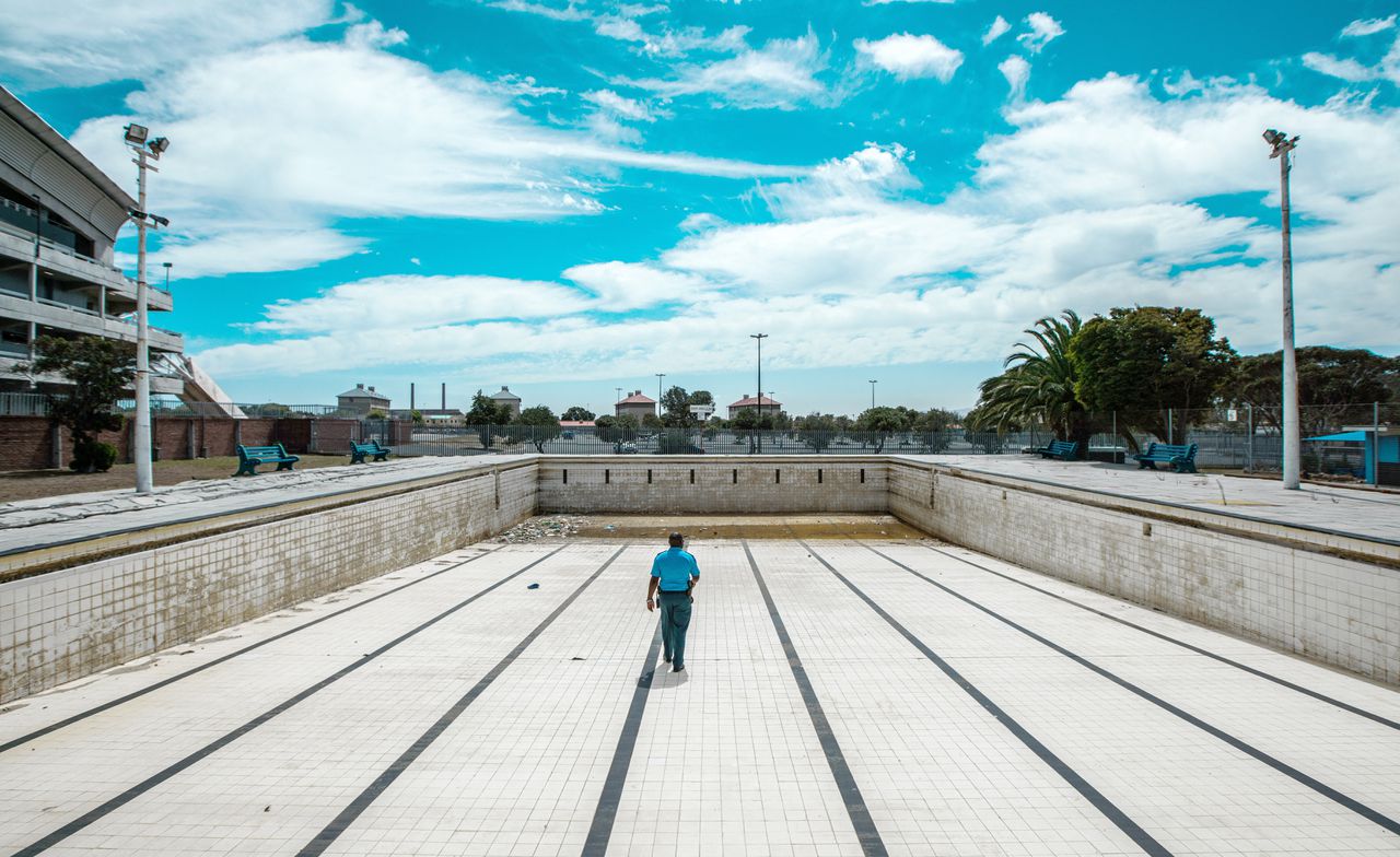 In Kaapstad wordt meer dan de helft van het water door een select groepje rijke mensen verbruikt.