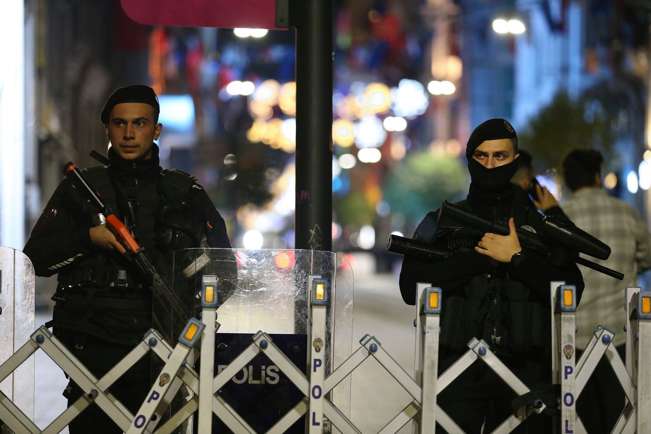 Agenten in de drukke winkelstraat straat Istiklal in Istanbul, waar in november een aanslag plaatsvond.