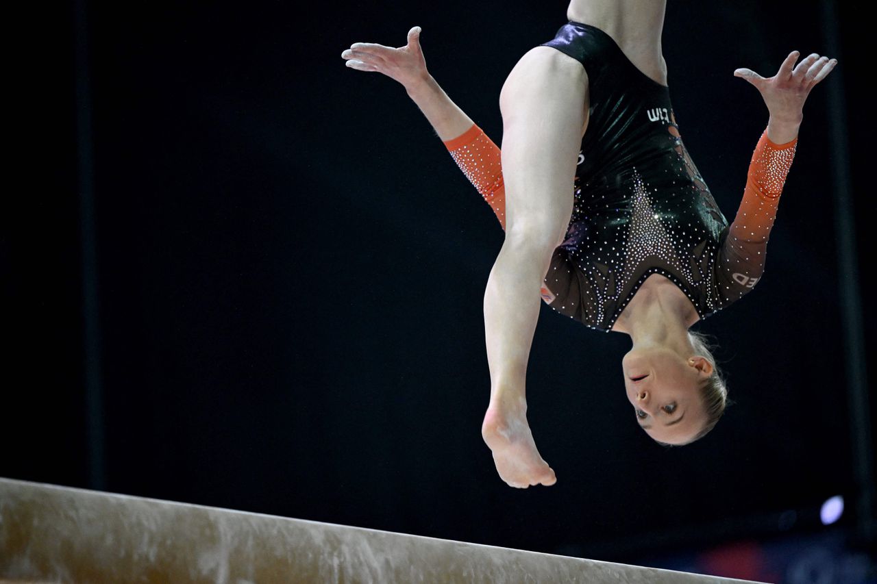 Sanne Wevers tijdens haar oefening op de balk, waarmee ze zondag een gouden medaille won op het EK turnen in Antalya.