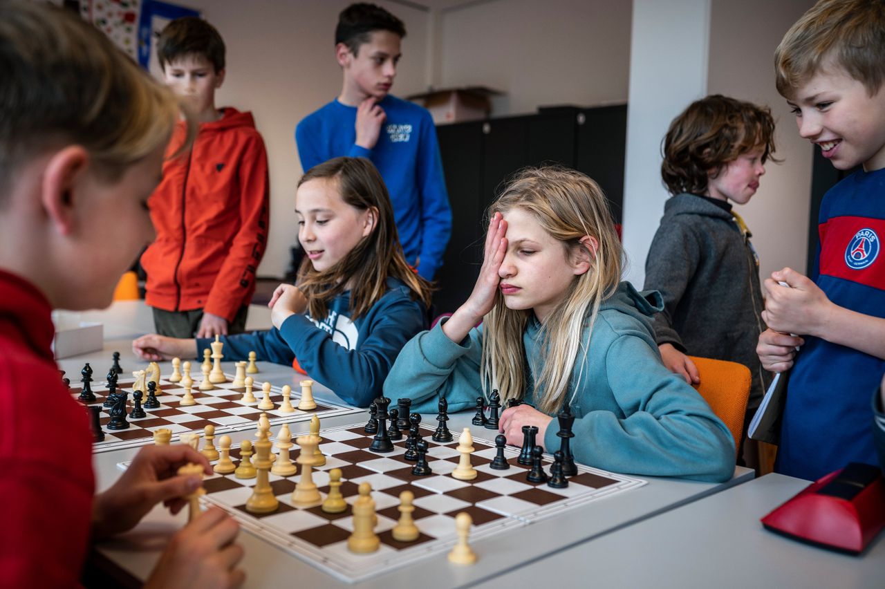 Leden van schaakclub De Matadoren spelen een toernooi in het buurthuis.