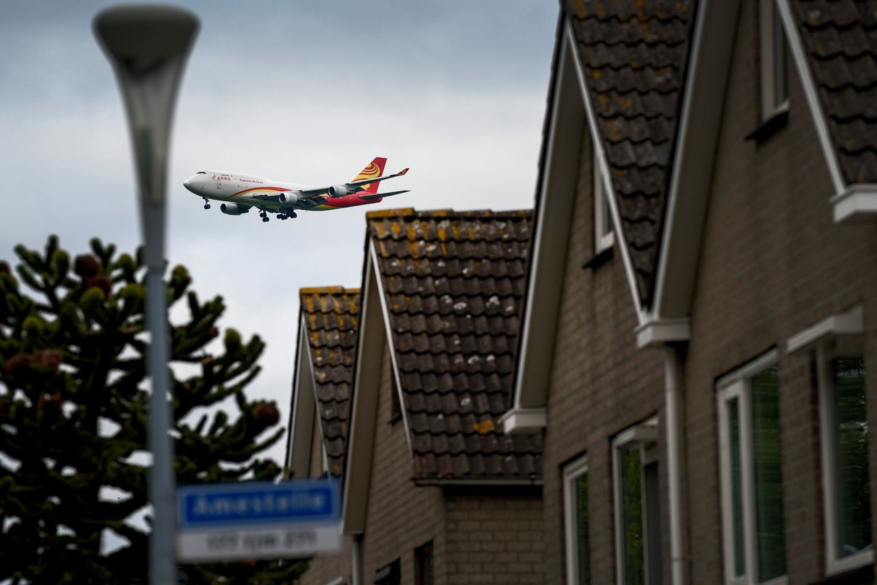 Een vliegtuig dat gaat landen op Schiphol, vliegt laag over het dorp Zwanenburg. Om de overlast voor omwonenden terug te dringen, wil de luchthaven alle nachtvluchten en privéjets schrappen.