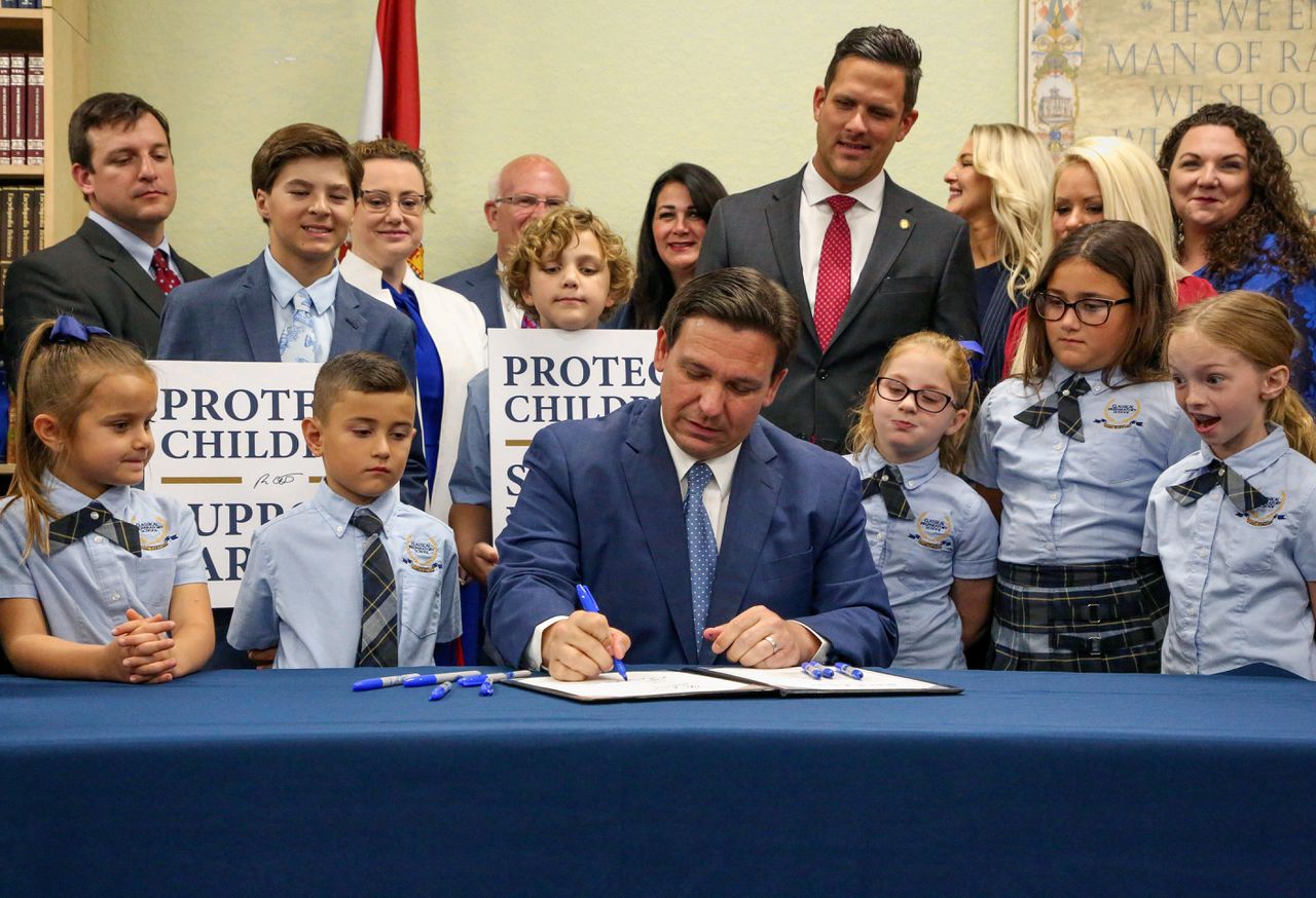 Gouverneur Ron DeSantis van Florida tekent in maart 2022 de Parental Rights in Education-wet op een school in Shady Hills, nabij Tampa.