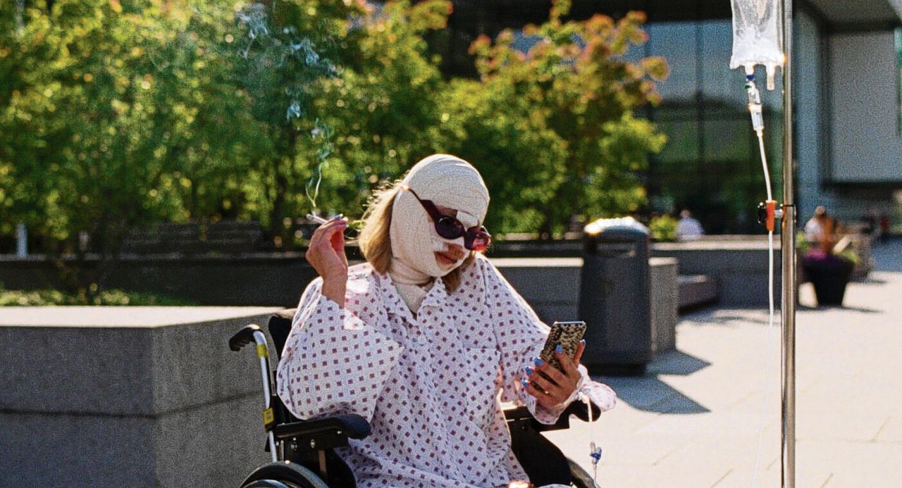 Signe (Kristine Kujath Thorp) neemt gruwelijke bijwerkingen van een medicijn voor lief om maar vooral in de schijnwerpers te kunnen staan, in ‘Sick of Myself’.