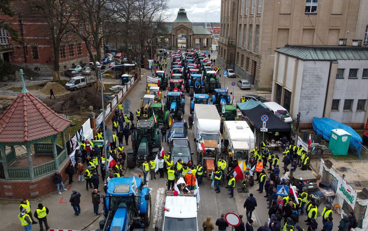 Poolse boeren blokkeren een weg in Szczecin, bij de Duitse grens, uit woede over de dalende graanprijzen