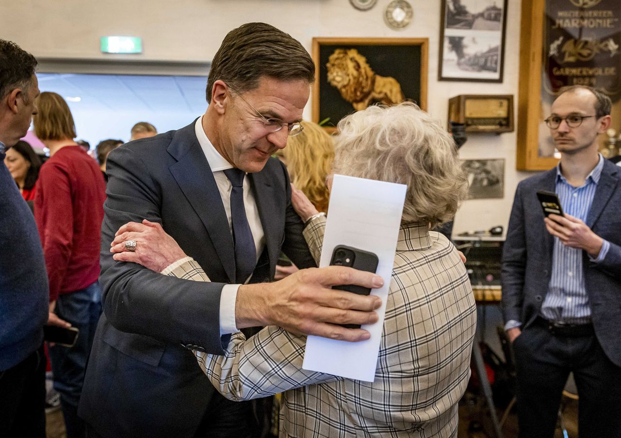 Premier Mark Rutte spreekt een bewoner voordat het kabinet de reactie op het rapport van de parlementaire enquête presenteerde in Garmerwolde.