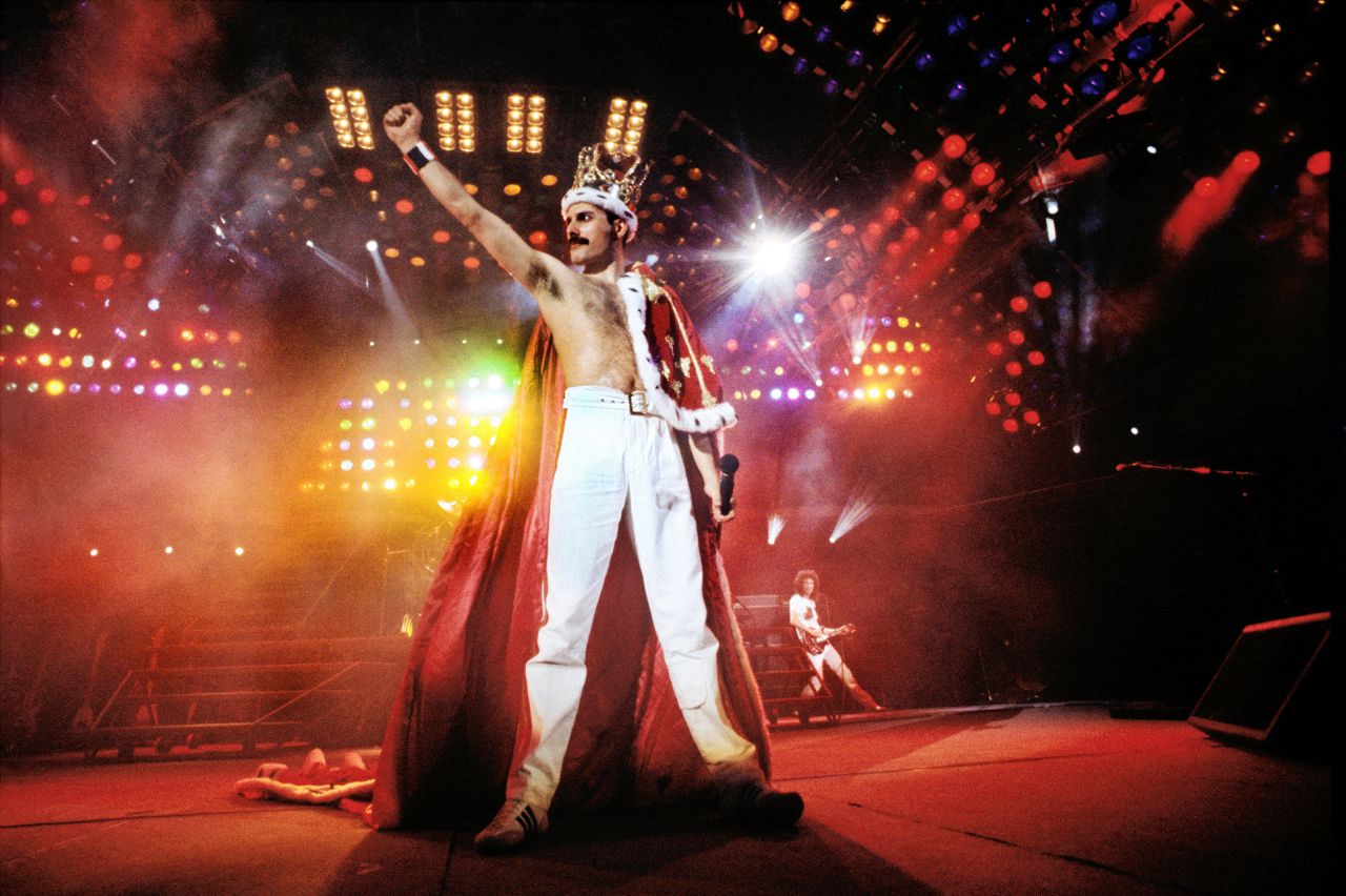 Freddie Mercury in Wembley Stadium tijdens zijn laatste tournee met Queen, in 1987, met kroon en koningsmantel met nephermelijn. Die worden in september bij Sotheby’s geveild, verwachte opbrengst 60.000-80.000 pond.