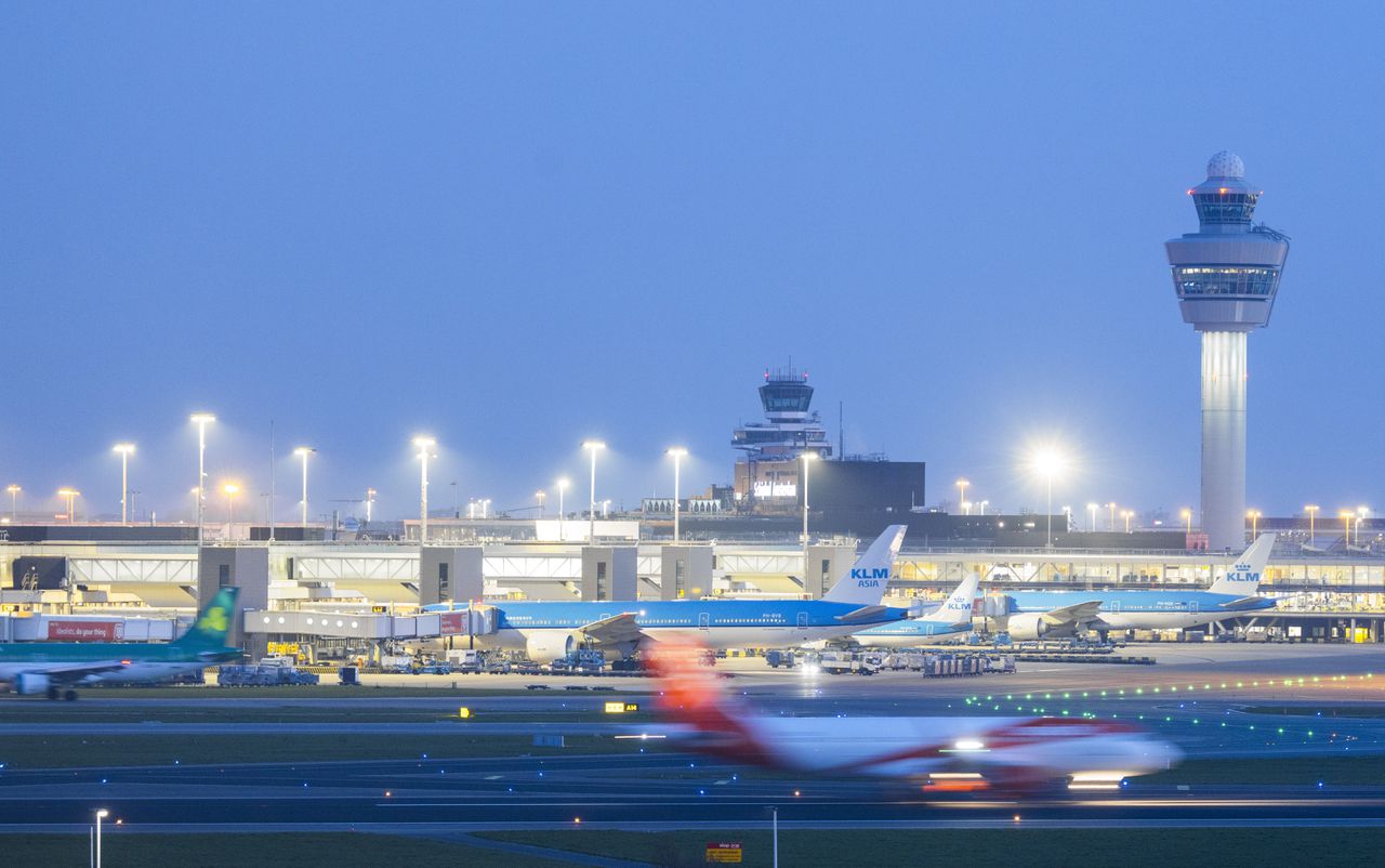 Wegens de geluidoverlast van Schiphol wil minister Harbers er het aantal vliegbewegingen snel verminderen.