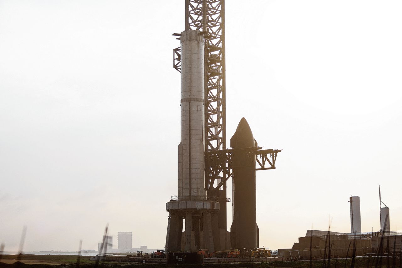 De Starship-module (rechts) staat nog naast de eerste rakettrap op de basis van SpaceX in Texas. De foto is van afgelopen dinsdag.