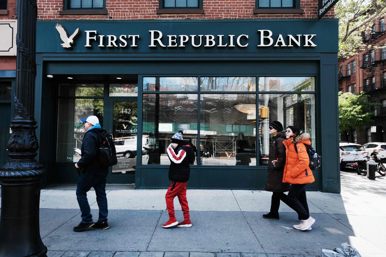 First Republic behoort qua balanstotaal (200 miljard dollar) tot de top vijftien van de circa 4.000 banken in de VS.